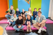 Gruppenbild mit Christoph Hirschler, Raphael Kovarik, dem Krokodil und den Kindern aus dem Publikum.