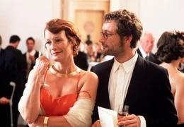 Auf einer Spendengala sehen sich Julia (Suzanne von Borsody) und Dr. Levi (Heikko Deutschmann) nach vielen Jahren wieder.