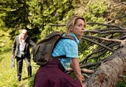Obwohl er v&ouml;llig geschafft ist, bleibt der verkaterte Alfons (G&uuml;nther Maria Halmer) der wanderlustigen Hannah (Gisela Schneeberger) auf den Fersen.