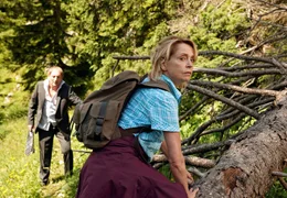 Obwohl er v&ouml;llig geschafft ist, bleibt der verkaterte Alfons (G&uuml;nther Maria Halmer) der wanderlustigen Hannah (Gisela Schneeberger) auf den Fersen.
