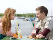 Jakob (Karsten K&uuml;hn) trifft sich mit seiner Flamme Leonie Dannheim (Janina Stopper) zum Eis essen.