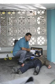 Carlos (Carlos Gomez) untersucht in der N&auml;he einer Strandbar eine m&auml;nnliche Leiche, auf die geschossen und eingestochen wurde und an der sich &uuml;berdies Giftspuren befinden. Was davon ist aber die Todesursache?