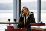 Annika (Nicola Walker) bereitet sich auf den Kurzurlaub mit ihrem Vater vor. Annika (Nicola Walker) bereitet sich auf den Kurzurlaub mit ihrem Vater vor.
