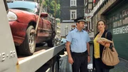 Dorfpolizist Volker B&ouml;hl (Tom Keune) bleibt keine Wahl: Das Auto von Vera (Rebecca Immanuel) wird abgeschleppt.
