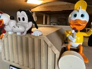 Bauarbeiten am Wagen mit dem Thema „Mickey und seine Freunde". Bauarbeiten am Wagen mit dem Thema „Mickey und seine Freunde".