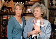W&auml;hrend ihre Schwiegermutter Lucy (Ilse Neubauer, re.) ganz bezaubert ist, steht Andrea (Mariele Millowitsch) ihrem Verehrer eher skeptisch gegen&uuml;ber.