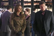 Castle (Nathan Fillion, r.) ist nicht sonderlich begeistert, dass Beckett (Stana Katic, l.) den Milliard&auml;r besch&uuml;tzen soll ...