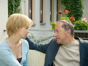 Als es Iris Andermatt (Katharina Spiering, li.) nach der Entfernung des Amalgam schlechter geht, zweifelt auch Kathrin (Andrea Kathrin Loewig, re.) an Paul (Robert Giggenbach, mi) Diagnose. Doch Paul beruhigt sie, dass ihr Zustand normal sei und das stellt sich letztendlich auch als richtig heraus.