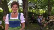 Elisabeth Rehm begr&uuml;&szlig;t die Trachtler und Musikanten im Gasthaus Vogl oberhalb von Passau.