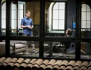 Eric Beale (Barrett Foa, l.); Henrietta Lange (Linda Hunt, r.)