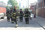 Vorne v.l.: Kelly Severide (Taylor Kinney), Cpt. Dallas Patterson (Brian White), Joe Cruz (Joe Minoso)