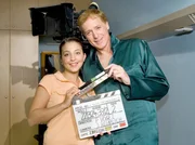 Schwester Arzu und Julian Brodmann mit Klappe.