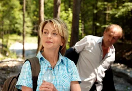F&uuml;r Hannah (Gisela Schneeberger) ist es eine echte Befriedigung, dass der Sch&uuml;rzenj&auml;ger Alfons (G&uuml;nther Maria Halmer) in freier Wildbahn schlapp macht.; hr-fernsehen ZWEI &Uuml;BERN BERG, Spielfilm, Deutschland 2012, Regie: Torsten C. Fischer, am Sonntag (20.10.24) um 12:30 Uhr. F&uuml;r Hannah (Gisela Schneeberger) ist es eine echte Befriedigung, dass der Sch&uuml;rzenj&auml;ger Alfons (G&uuml;nther Maria Halmer) in freier Wildbahn schlapp macht. &copy; HR/Degeto/BR/Walter Wehner, honorarfrei - Verwendung gem&auml;&szlig; der AGB im engen inhaltlichen, redaktionellen Zusammenhang mit genannter HR-Sendung bei Nennung "Bild: HR/Degeto/BR/Walter Wehner" (S2). HR/Pressestelle, Tel: 069/155-4954