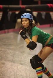 Um den bestialischen Mord an einer jungen Frau aufzukl&auml;ren, schleust sich Angela (Michaela Conlin) undercover als "Smackie Kennedy" in einem Rollschuh-Rodeo-Club ein.
