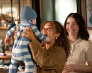 hintern-vorne: Lea Dilallo (Paige Spara), Dr. Claire Browne (Antonia Thomas)