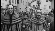 In der Reihe &bdquo;Damals&ldquo; mischt sich Sybille Krafft diesmal unter die Narren der 1950er und 1960er Jahre. Anhand von schwarz-wei&szlig;en Sch&auml;tzen aus dem Fernseharchiv zeigt sie, wie unterhaltsam und unbeschwert einst der alpenl&auml;ndische Fasching, die schw&auml;bisch-alemannische Fasnet und die fr&auml;nkische Fastnacht im bayerischen Wirtschaftswunderland waren.