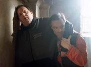 Als Pfarrer Braun (Ottfried Fischer, li.) nach einem ausgedehnten Mahl einen Schw&auml;cheanfall erleidet, eilt der Restaurator und Feinschmecker Manuel Castelnuovo (Hannes Jaenicke) ihm zur Hilfe.