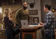 Gina Dabrowski (Annaleigh Ashford, l.); Eli Russell (Terrence Terrell, Mitte)