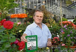 Seit dem Tod seiner Frau vor neun Jahren steckt Balthasar Pelkofer (Fritz Wepper) alle Energie in seine liebevoll gef&uuml;hrte G&auml;rtnerei. Doch das neu er&ouml;ffnete Gartencenter ganz in der N&auml;he lockt die Kunden mit Discounter-Preisen und gr&auml;bt ihm nach und nach das Wasser ab.; ARD Degeto EIN UNVERBESSERLICHER DICKKOPF, am Sonntag (03.11.24) um 14:03 Uhr im ERSTEN. Seit dem Tod seiner Frau vor neun Jahren steckt Balthasar Pelkofer (Fritz Wepper) alle Energie in seine liebevoll gef&uuml;hrte G&auml;rtnerei. Doch das neu er&ouml;ffnete Gartencenter ganz in der N&auml;he lockt die Kunden mit Discounter-Preisen und gr&auml;bt ihm nach und nach das Wasser ab. &copy; ARD Degeto/Martin Menke, honorarfrei - Verwendung gem&auml;&szlig; der AGB im engen inhaltlichen, redaktionellen Zusammenhang mit genannter Degeto-Sendung und bei Nennung "Bild: ARD Degeto/Martin Menke" (S2). ARD Degeto/Programmplanung und Presse, Tel: 069/1509-335, degeto-presse@degeto.de