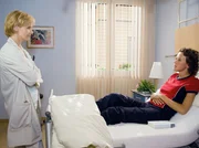 Iris Andermatt (Katharina Spiering, rechts) ist sauer auf Dr. Globisch (Andrea Kathrin Loewig), weil diese ihrem Onkel Paul Andermatt erz&auml;hlt hat, dass Iris in der Sachsenklinik liegt.