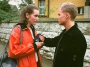 MDR Fernsehen IN ALLER FREUNDSCHAFT, FOLGE 36, "Neubeginn", am Freitag (02.03.12) um 12:30 Uhr. Sebastian Maier (Matthias Koeberlin) setzt seine Pläne, nach Amerika zu seiner Mutter zu gehen, in die Tat um. Traurig verabschiedet sich Alina Heilmann (Alissa Jung) von ihrer ersten großen Liebe. MDR Fernsehen IN ALLER FREUNDSCHAFT, FOLGE 36, "Neubeginn", am Freitag (02.03.12) um 12:30 Uhr. Sebastian Maier (Matthias Koeberlin) setzt seine Pläne, nach Amerika zu seiner Mutter zu gehen, in die Tat um. Traurig verabschiedet sich Alina Heilmann (Alissa Jung) von ihrer ersten großen Liebe.