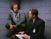 Detective Goren (Vincent D'Onofrio, r.) verh&ouml;rt den schizophrenen Jeff Richter (Shuler Hensley). Dieser ist schon mehrfach wegen Gewaltt&auml;tigkeiten aufgefallen.