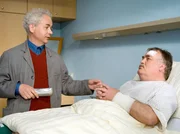 Ottmar Wolf (Tom Pauls, links) verzeiht seinem alten Freund Gerd Franke (Manfred Richter) den Vertrauensbruch. Ottmar Wolf (Tom Pauls, links) verzeiht seinem alten Freund Gerd Franke (Manfred Richter) den Vertrauensbruch.