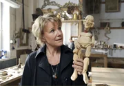 Mit kuriosem Tr&ouml;del kennt die Antiquit&auml;tenh&auml;ndlerin Andrea (Mariele Millowitsch) sich bestens aus.