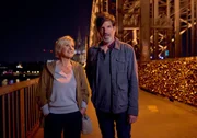 Klara (Mariele Millowitsch) und Henning (Tim Bergmann) spazieren durch die Nacht.