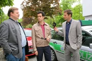 Als Geld am Tatort verschwunden ist, wird Eduardo Zanelli (Daniel Montoya, m.), der spiels&uuml;chtig ist, von Hansen (Igor Jeftic, r.) und Hartl (Michael A. Grimm, l.) unter Druck gesetzt.