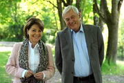Rosi und Joseph spazieren durch den Wald und schwelgen in Erinnerungen. Von links: Rosi Brunner (Brigitte Walbrun) und Joseph Brunner (Wilhelm Manske).