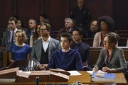 Sie alle haben nur ein Ziel, sie wollen Brandons (Luke Slattery, M.) Unschuld beweisen: (v.l.n.r.) Marissa (Geneva Carr), Bull (Michael Weatherly), Benny (Freddy Rodriguez) und Liberty Davis (Dena Tyler) ...