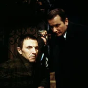 Heines (Heinz Bennent, li.) ist speziell auf Andreas Kolding (Reinhard Glemnitz) angesetzt, weil die Kripo sich von ihm Ausk&uuml;nfte &uuml;ber einen Mordfall verspricht, der scheinbar kein Motiv hat.