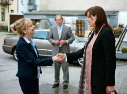 Ein Mann und zwei Frauen: Bettenhausbesitzer Alfons Keilinger (G&uuml;nther Maria Halmer) wundert sich, wie betont freundlich seine Sekret&auml;rin Hannah (Gisela Schneeberger) mit ihrer "Rivalin" Jette (Elena Uhlig) umgeht.