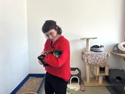 Esther mit Katze Pocachontas im Tierschutzhaus.