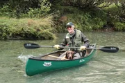 Der Flussl&auml;ufer Stan Hutchings und sein Hund Kona bei der Arbeit.