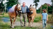 Timo (Cai Cohrs) hilft Krause (Horst Krause) bei den Pferden.