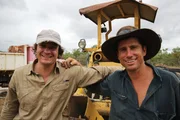 L-R: Andreas und Mat sind alte Kumpels, und sie teilen eine große Leidenschaft: die Suche nach Gold! In der australischen Wildnis hoffen die Abenteurer auf den ganz großen Fund. L-R: Andreas und Mat sind alte Kumpels, und sie teilen eine große Leidenschaft: die Suche nach Gold! In der australischen Wildnis hoffen die Abenteurer auf den ganz großen Fund.