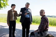 Die Hauptkommissare Stadler (Dieter Fischer, M.) und Beck (Michaela Weingartner, l.) stellen Xaver Kohlmann (Wiktor Grduszak, r.) einige Fragen zum Opfer Lukas Liesenfeld, f&uuml;r den er als landwirtschaftlicher Angestellter gearbeitet hat.
