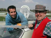 Willi und Herr Th&ouml;hns mit dem Starterwagen auf der Trabrennbahn