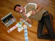Willi Weitzel m&ouml;chte wissen, wo das Geld herkommt und wo es hingeht. Er f&auml;hrt mit Geldboten zur Landeszentralbank, wo die Scheine auf Echtheit gepr&uuml;ft und ges&auml;ubert werden.
