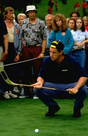 Wo immer Happy Gilmore (Adam Sandler, vorne) erscheint sind die Massen begeistert und die Fernsehkameras nicht weit. Sehr zum &Auml;rger des Turnier-Favouriten, der deshalb seine eigenen Pl&auml;ne f&uuml;r den Golf-Chaoten Happy schmiedet.