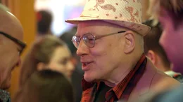 Die Berlinale wurde 1951 mit amerikanischer Unterst&uuml;tzung als Schaufenster des Westens ins Leben gerufen. Im Laufe der Zeit wurde sie zu einem Ort der Begegnung zwischen Ost und West und nach dem Mauerfall zum weltgr&ouml;&szlig;ten Publikumsfilmfest. Der Film l&auml;sst sieben Jahrzehnte Berlinale Revue passieren und erz&auml;hlt von den Aufs und Abs, von Krisen und Neuerungen, die das Filmfestival durchgemacht hat. - Foto: Rosa von Praunheim.