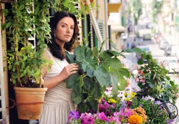 Bella Sommer (Christine Neubauer) versorgt in ihrer Wohnung in Palma ihre Balkonpflanzen.