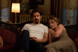 Obwohl er ein verurteilter M&ouml;rder auf der Flucht ist, verliebt sich die alleinerziehende Mutter Adele (Kate Winslet, r.) in den sensiblen Frank (Josh Brolin, l.). Doch dessen Vergangenheit arbeitet gegen das verliebte Paar ...