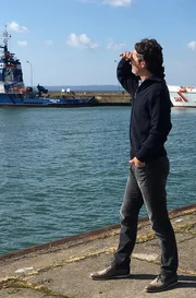 Jo Hiller am Hafen in Sassnitz w&auml;hrend er auf das Forschungsschiff Cluepa wartet.