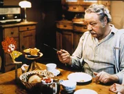 Meister Eder (Gustl Bayrhammer) und sein Pumuckl beim Fruehstueck.