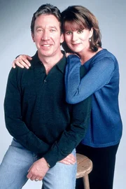 Ein ehemaliger Student von Wilson ist davon &uuml;berzeugt, dass Brad talentiert genug ist, um in England Fu&szlig;ball-Profi zu werden. Seine Eltern Tim (Tim Allen, li.) und Jill (Patricia Richardson) sind nicht davon begeistert, dass Brad mit dem Gedanken spielt f&uuml;r diese Chance, die Schule zu schmei&szlig;en.