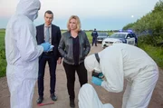 Die Ermittler Sanna Tervo (Maria Sid, 3.v.l.) und Lauri R&auml;ih&auml; (Johannes Holopainen, 2.v.l.) sto&szlig;en bei ihren Ermittlungen auf neue Spuren.