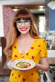 Mary pr&auml;sentiert ihr Gericht. Die Verwendung des sendungsbezogenen Materials ist nur mit dem Hinweis und Verlinkung auf RTL+ gestattet.